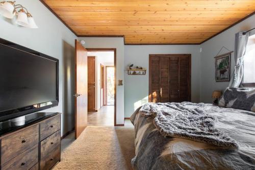 Hot Tub, Fire Pit & Pet Friendly Lazy Bear Lodge in Woodlands, USA