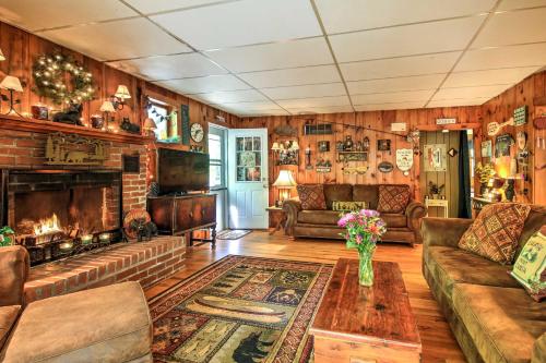 Pet-Friendly Cabin with Fire Pit, BBQ and Great Deck! in Williamsburg, USA