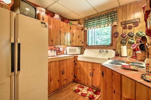 Pet-Friendly Cabin with Fire Pit, BBQ and Great Deck! in Williamsburg, USA