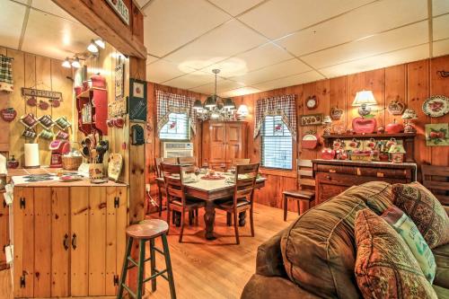 Pet-Friendly Cabin with Fire Pit, BBQ and Great Deck! in Williamsburg, USA