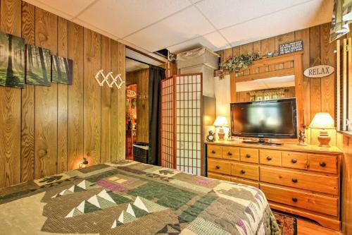 Pet-Friendly Cabin with Fire Pit, BBQ and Great Deck! in Williamsburg, USA
