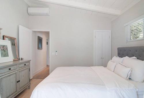 Walk to Beach, AC, Firepit, Grill in Carlsbad, USA