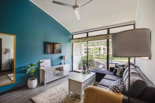 设施服务, CR MARIPOSA RENTALS Lakeview PENTHOUSE with office space, pool, gym, tennis in 奥罗河