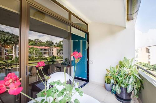 阳台/露台, CR MARIPOSA RENTALS Lakeview PENTHOUSE with office space, pool, gym, tennis in 奥罗河