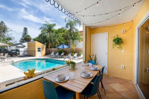* NEW * Serene Retreat / Private Patio & Pool * in Sarasota, USA