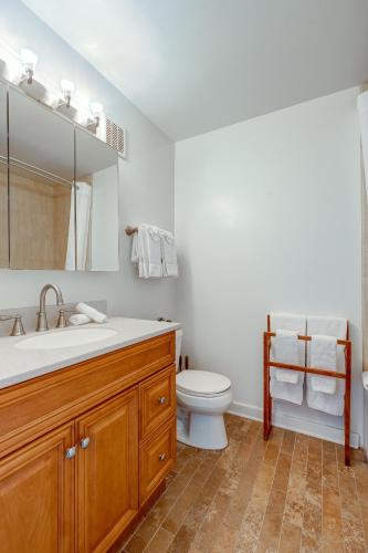 Charming & Bright Multilevel Townhome with Parking - image 4