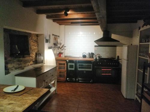 Casa de piedra en pequeña aldea de Ortigueira (Casa de piedra en pequena aldea de Ortigueira) in A Capela