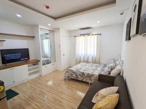 Studio Unit w/ free parking. 10 mins from city. in West Cagayan De Oro