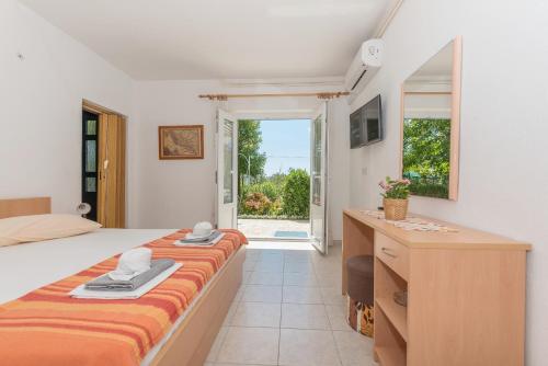 Apartments by the sea Brela, Makarska - 20186, Brela (Brella) (foto 2)