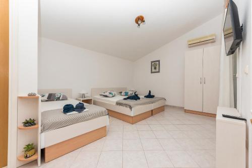 Apartments by the sea Brela Makarska - 20186 - image 5