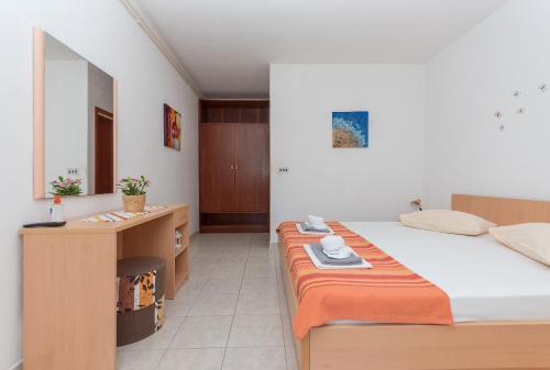 Apartments by the sea Brela, Makarska - 20186, Brela (Brella) (foto 10)