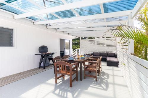 Five Pines Beach House at Birubi 20 Robinson St pet friendly aircon and WiFi