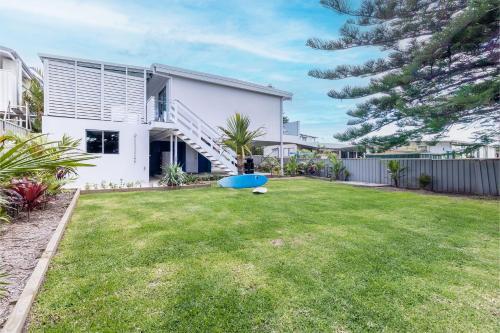 Five Pines Beach House at Birubi 20 Robinson St pet friendly aircon and WiFi