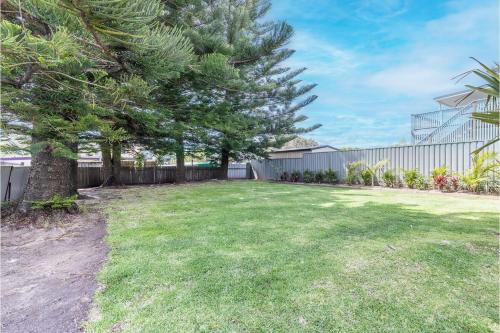 Five Pines Beach House at Birubi 20 Robinson St pet friendly aircon and WiFi