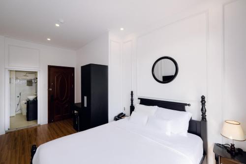 Deluxe Queen Room image 10