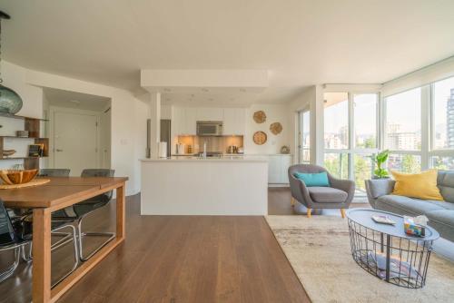 Sunset Beach Walk 2BD+2BA+1PRK Yaletown in Vancouver, Canada