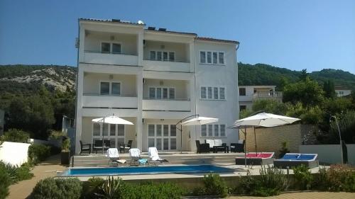 Apartments Markle - swimming pool and sunbeds