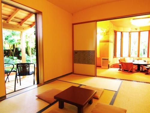 room detail thumbnail 1