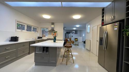 Spacious Villa Holiday Staycation in Canterbury East of Melbourne in Canterbury