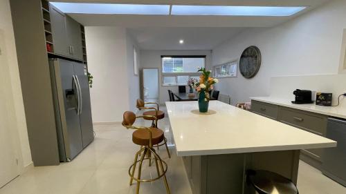 Spacious Villa Holiday Staycation in Canterbury East of Melbourne in Canterbury