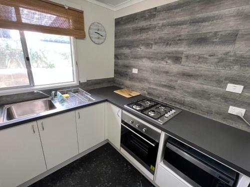 The Beach Shack - OCEAN VIEWS, CLOSE TO THE BEACH in Guilderton