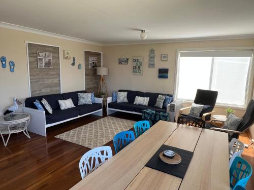 The Beach Shack - OCEAN VIEWS, CLOSE TO THE BEACH in Guilderton