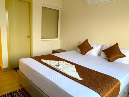 Double Room with Lake View image 2