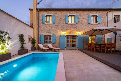 2 bedrooms, 4 beds