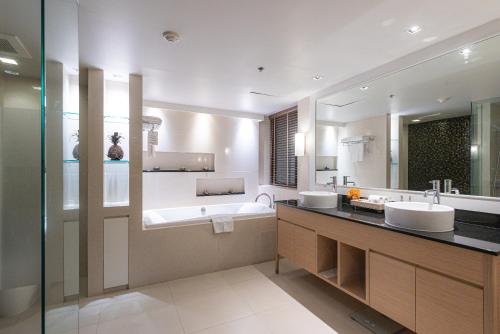 room detail thumbnail 2