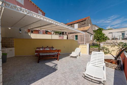 2 bedrooms, 4 beds