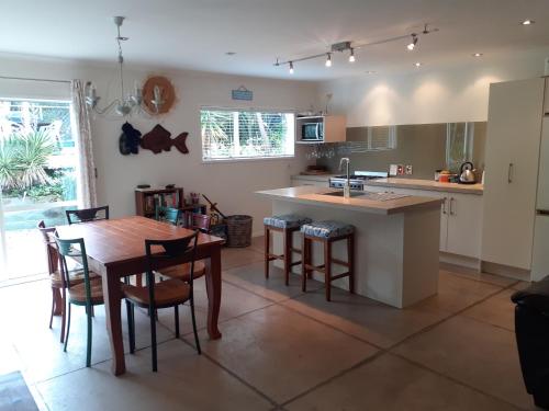 Exterior view, Ocean Beach Honey - Tairua Holiday Home in Tairua