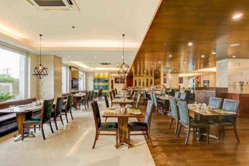Restaurang, Lemon Tree Premier Delhi Airport Hotel in New Delhi
