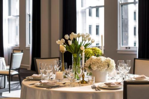 405278175 Kimpton Gray Hotel Chicago by IHG