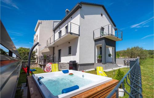 Amazing home in Turanj with 3 Bedrooms, Jacuzzi and WiFi - Turanj