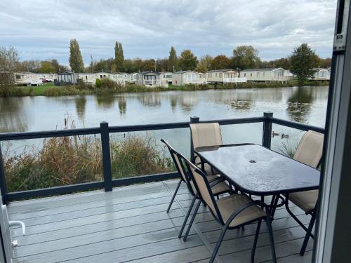 Sunrise - Beautiful lakeside caravan - Hotel - South Cerney