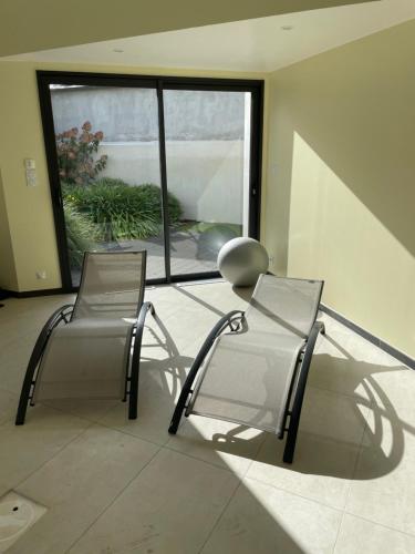 Studio cosy avec en option piscine accessible de avril à octobre (Studio cosy avec en option piscine accessible de avril a octobre) in Quimperle