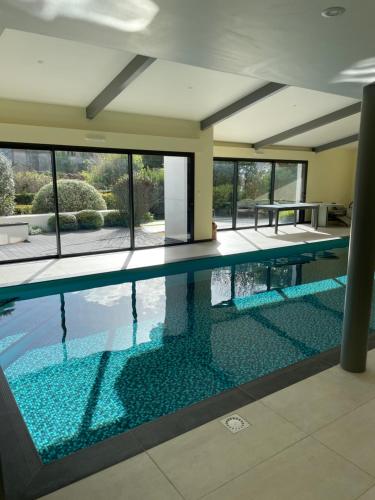 Studio cosy avec en option piscine accessible de avril à octobre (Studio cosy avec en option piscine accessible de avril a octobre) in Quimperle