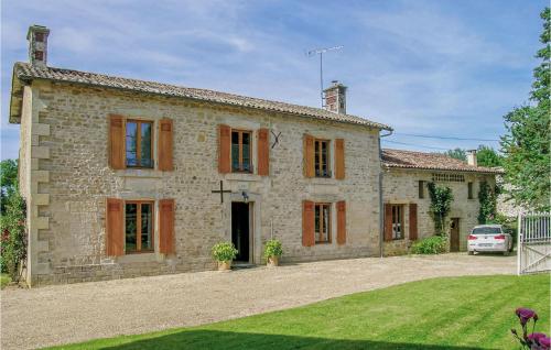 Maisons de vacances Awesome Home In Souvigne With 5 Bedrooms, Wifi And Private Swimming Pool