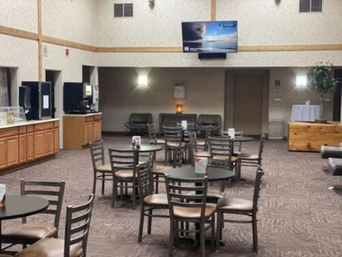 Delt lounge/TV-område, Quality Inn Frontier at U.S. Hwy 30 in Clinton (IA)