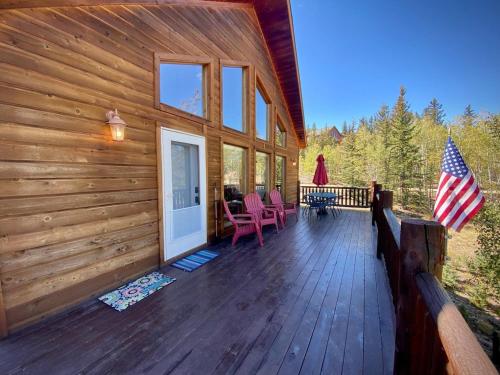 New! Beautiful Mountain Home with Playground on Treed Acreage - Woodland Vista Retreat in Bordenville, USA
