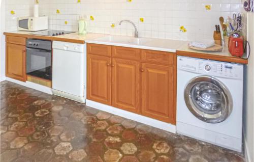 virtuve, Lovely Home In Vaudoy-En-Brie With Wifi in Vaudoy-en-Brie