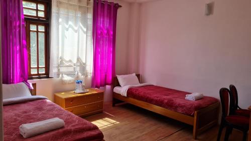 2 twin beds