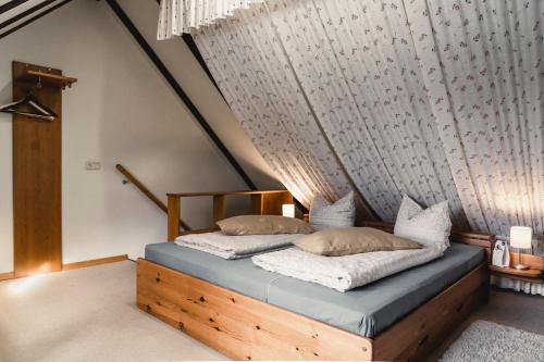 1 queen bed, 1 twin bed, 1 sofa bed, 2 futon beds