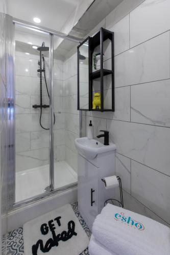 5 bed 5 bath house free parking patio garden - Esho Stays - image 5