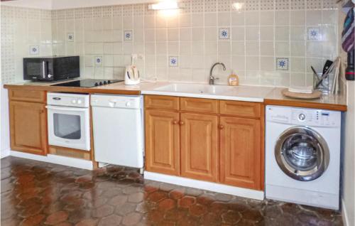 virtuve, Nice Home In Vaudoy-En-Brie With Wifi in Vaudoy-en-Brie