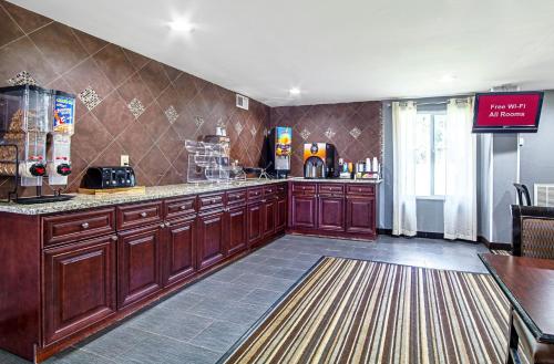 อาหารและเครื่องดื่ม, เรด รูฟ อินน์ แอนด์ สวีท กรีนวูด เซาท์  แคโรไลนา (Red Roof Inn & Suites Greenwood, SC) in กรีนวูด (SC)