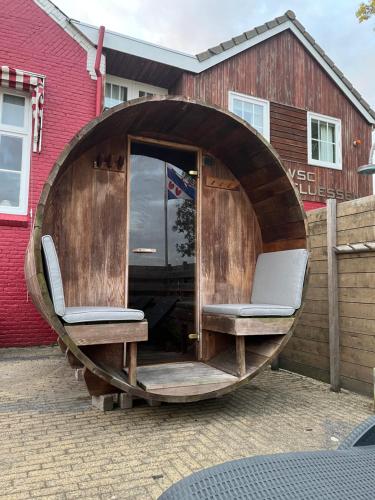 ซาวน่า, Landzicht Vakantiehuis aan de Fluessen in สกูล