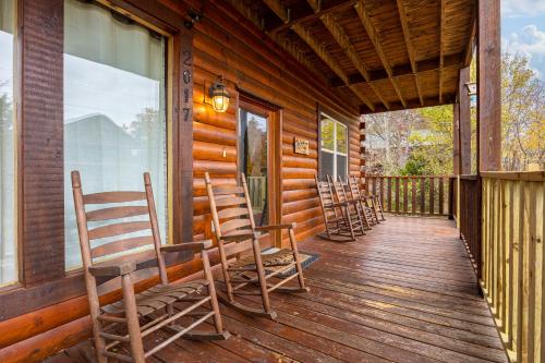 Eagles Haven Lodge 5 bed 4 bath great for groups game room hot tub Wi-Fi grills easy roads - image 3