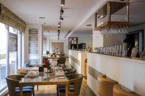 Restaurant, Gulf Suites Hotel Amwaj near Bahrain International Airport