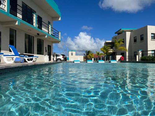 Hillsboro Suites & Residences Condo Hotel, St Kitts in บาสเซตเตอร์เร่